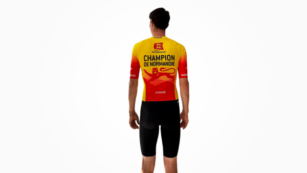 Maillot de cyclisme personnalisé jaune et rouge avec inscriptions "Champion de Normandie", porté par un cycliste de dos.