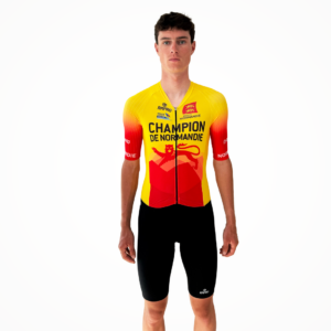 Maillot de cyclisme personnalisé avec motif jaune et rouge "Champion de Normandie", porté par un mannequin.