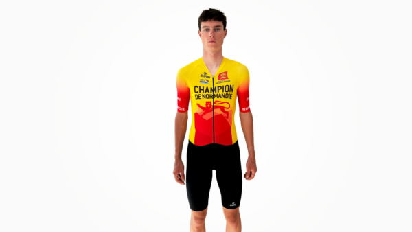 Maillot de cyclisme personnalisé avec motif jaune et rouge "Champion de Normandie", porté par un mannequin.