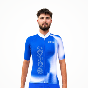 Maillot manches courtes bleu dégradé avec logo RMPRO, porté par un cycliste en position statique.