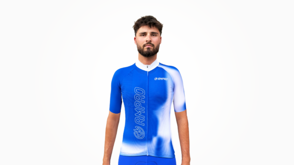 Maillot manches courtes bleu dégradé avec logo RMPRO, porté par un cycliste en position statique.