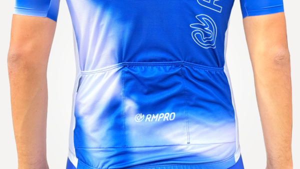 Maillot manche courte dégradé bleu personnalisé avec logo sur le dos.