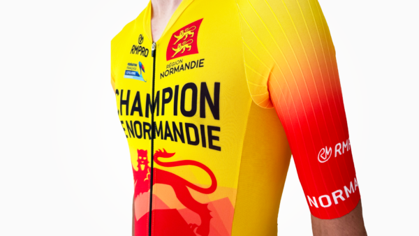 Maillot de cyclisme personnalisé jaune avec logo, design dégradé rouge, inscription "Champion Normandie".