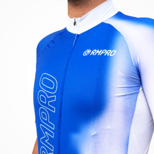 Maillot manches courtes bleu dégradé avec logo RMPRO, adapté au cyclisme.