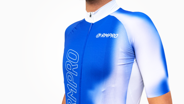 Maillot manches courtes bleu dégradé avec logo RMPRO, adapté au cyclisme.