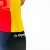 Maillot technique ajusté avec couleurs vives et logo de club, en vue latérale.